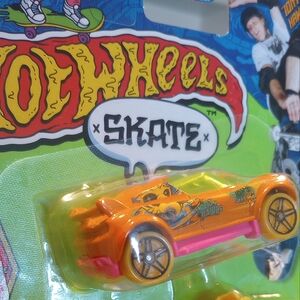 Hot Wheels Shrieking Havoc Hi Beam Tony Hawk Metallic Skateboard and Car